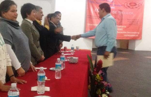 Entrega 213 títulos profesionales la Normal de Maravatío 