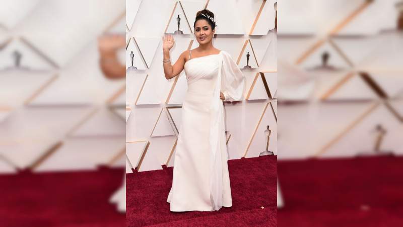 Salma Hayek siempre impactando en todas las galas , esta vez con vestido blanco y tocado de miles de dólares 