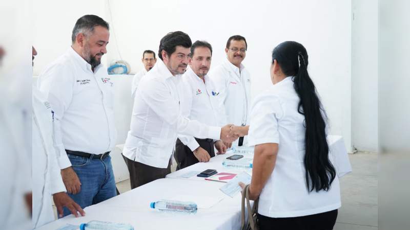 En Apatzingán, entrega SSM estímulos económicos a 148 auxiliares de salud - Foto 4 