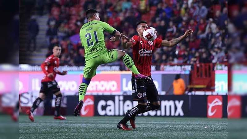 Guede y Sosa entregaron el partido, Xolos aprovechó y goleó a Monarcas 