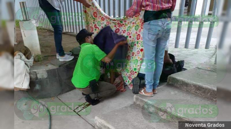 Mujer da a luz afuera de Centro de Salud de Aquila por falta de personal: Lo inauguró Silvano Aureoles en 2018 - Foto 0 