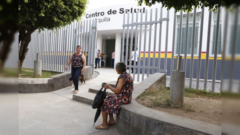 Mujer da a luz afuera de Centro de Salud de Aquila por falta de personal: Lo inauguró Silvano Aureoles en 2018 - Foto 1 