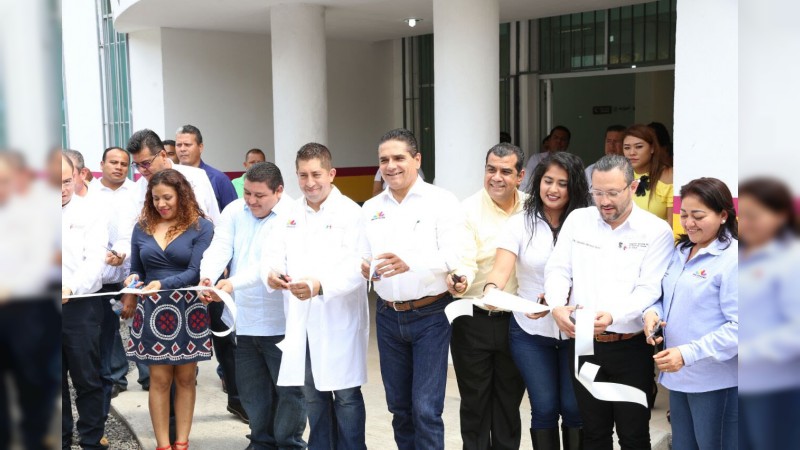 Mujer da a luz afuera de Centro de Salud de Aquila por falta de personal: Lo inauguró Silvano Aureoles en 2018 - Foto 3 