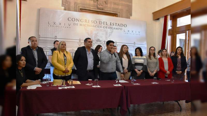 Congreso entrega becas a estudiantes de excelencia - Foto 0 