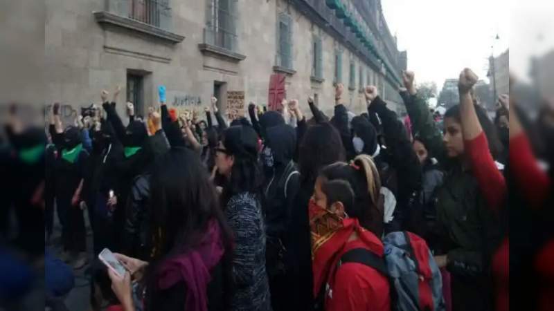 Feministas realizan pintas afuera de Palacio Nacional 