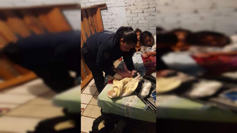 Auxilian policías de Morelia a mujer que dio a luz en su domicilio en Morelia, Michoacán - Foto 2 