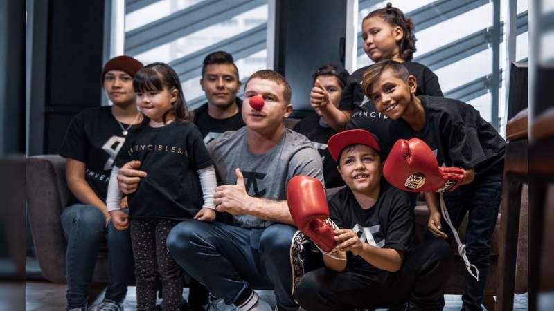 Canelo compra y entrega medicamentos a niños con cáncer 