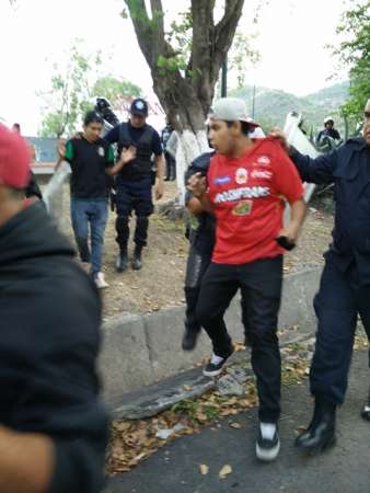 Se enfrenta porras de Gallos y Monarcas en Morelia - Foto 3 