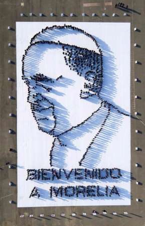 Miles de morelianos dieron la bienvenida al Papa con Retrato Viviente 