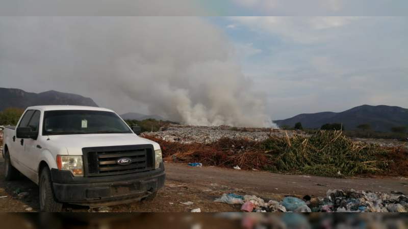 Se incendia el basurero de Apatzingán - Foto 0 