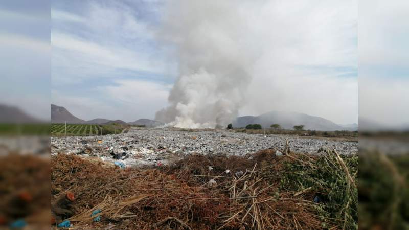Se incendia el basurero de Apatzingán - Foto 1 