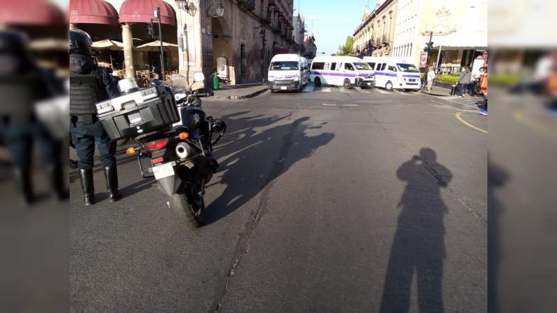 Transportistas bloquean la avenida Madero, no desean la ciclovía 