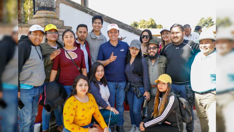 Toño García une a vecinos de Tiripetío; pintan la plaza principal  - Foto 1 