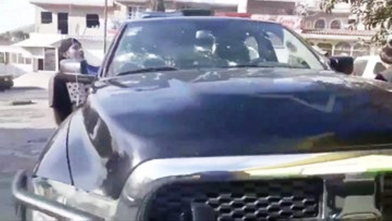 Delincuentes disparan a tres policías y se roban patrulla y arma larga en Tlajomulco, Jalisco - Foto 0 