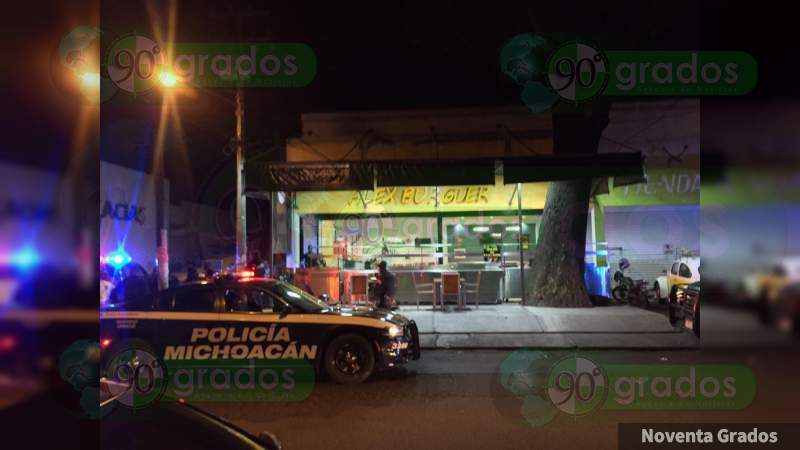 Resulta gravemente herido al ser baleado mientras cenaba hamburguesas en Uruapan, Michoacán - Foto 0 