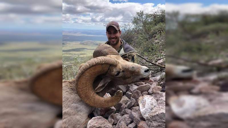 Estadounidense presume caza de un borrego cimarrón, en peligro de extinción, en la sierra de Tecate - Foto 0 