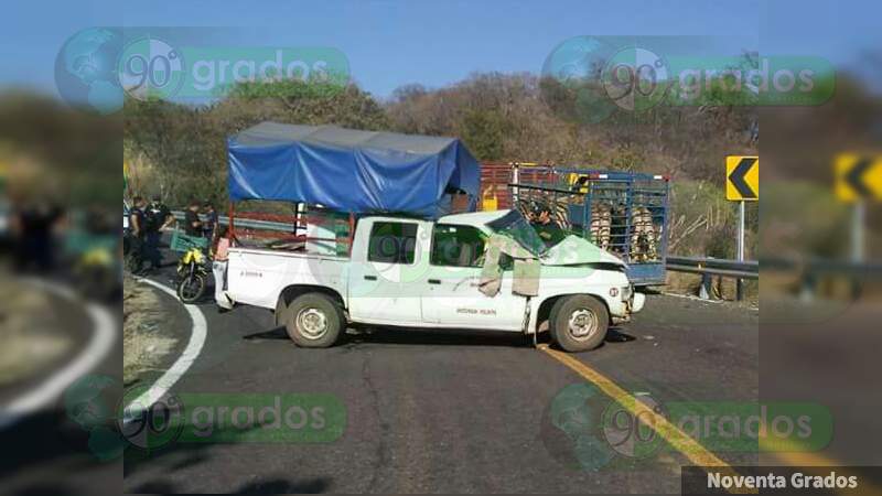 Accidente vehicular en Apatzingán deja un adulto mayor muerto y dos hermanos heridos - Foto 2 