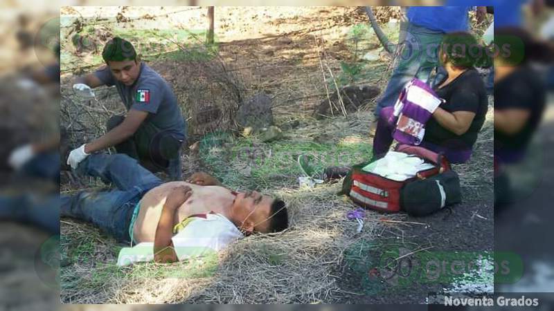 Accidente vehicular en Apatzingán deja un adulto mayor muerto y dos hermanos heridos - Foto 3 