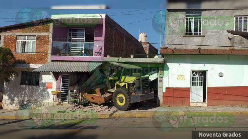 Por falla mecánica se estrella una máquina contra una “tiendita” y una vivienda en Taretan, Michoacán  