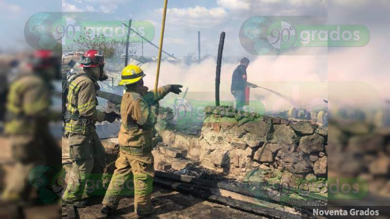Fuerte incendio consume tres humildes viviendas en Zamora, Michoacán - Foto 1 