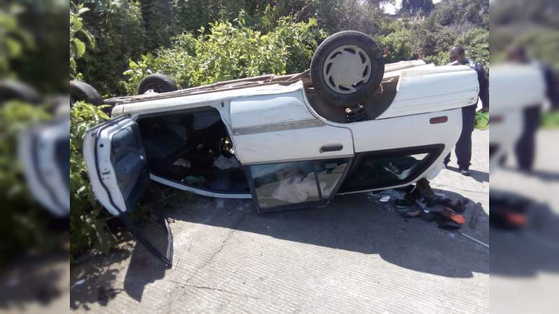 Hallan 'entambado' en camioneta tras sufrir accidente sobre la carretera en Coahuila 