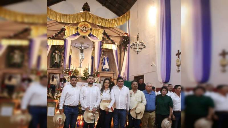 Octavio Ocampo asiste al arranque de la tradicional Fiesta de Ceniza en Carácuaro 