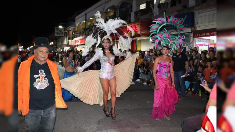 Celebran el carnaval en Apatzingán - Foto 1 