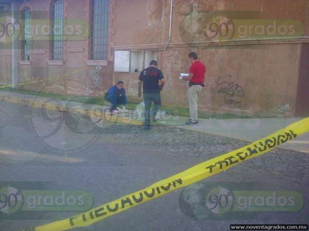 Hallan cabeza cercenada en plena vía pública en Apatzingán; dejan narcomensaje - Foto 3 