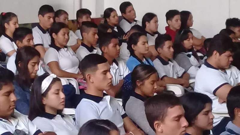 En 2020 ya son 40 conferencias motivacionales y para la recuperación de valores que se imparten a adolescentes de Múgica - Foto 1 
