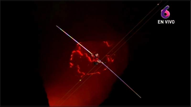 Acróbata estadounidense atraviesa el cráter de un volcán activo en Nicaragua - Foto 0 