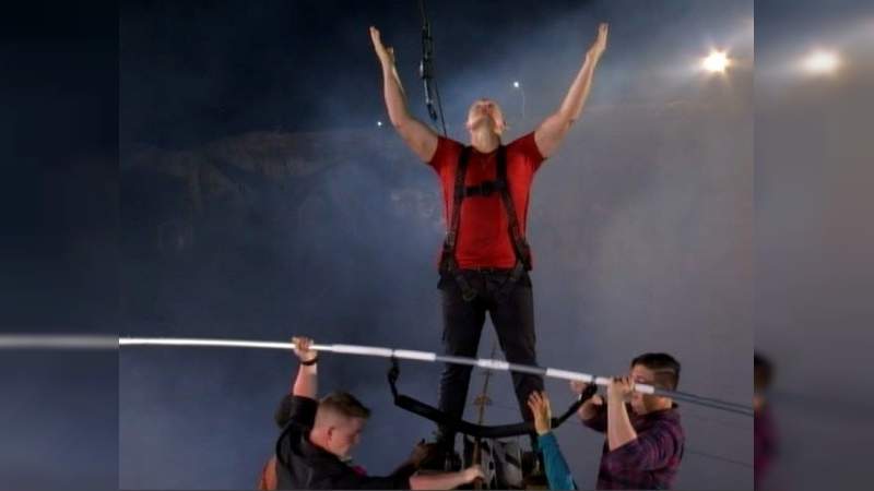 Acróbata estadounidense atraviesa el cráter de un volcán activo en Nicaragua - Foto 1 