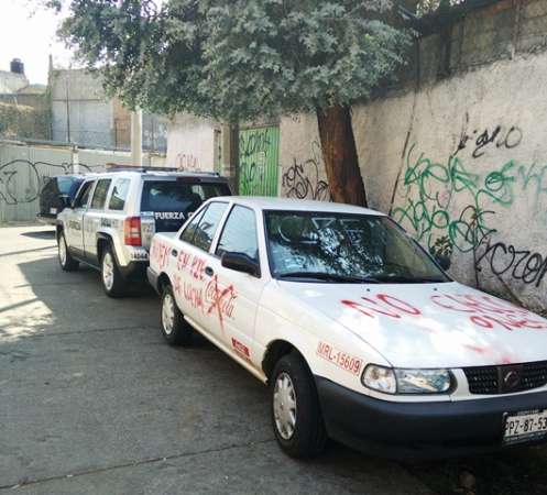 Localizan abandonado vehículo comercial secuestrado por normalistas en Morelia - Foto 2 
