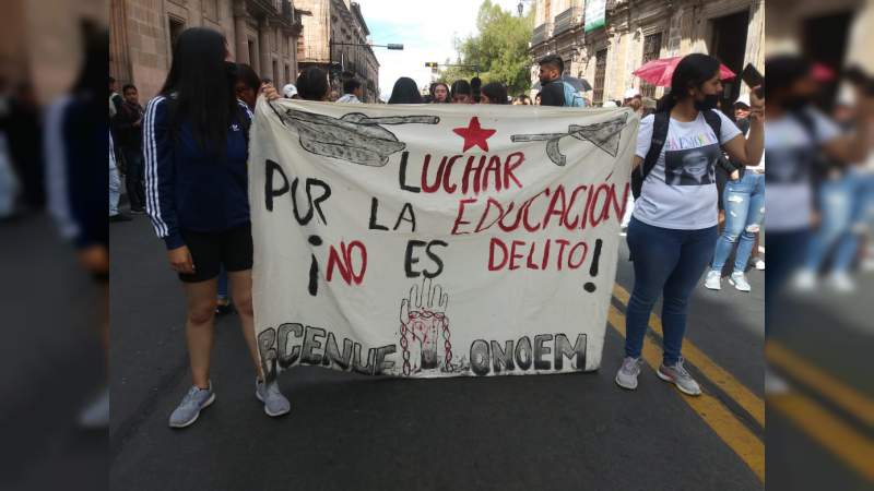 #Manifestación de #Normalistas en el centro de #Morelia para exigir mejoras en los planteles  - Foto 0 