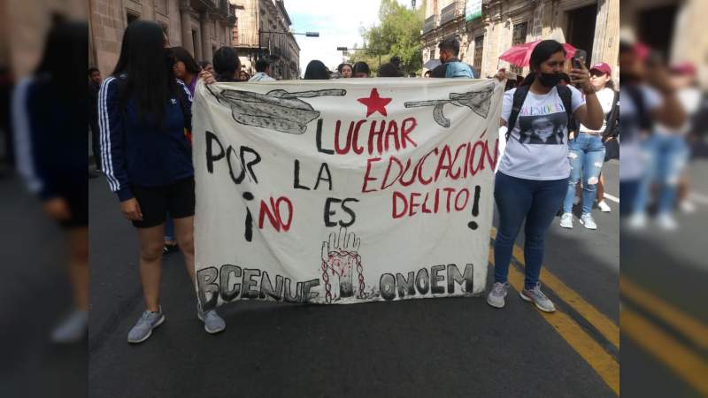 #Manifestación de #Normalistas en el centro de #Morelia para exigir mejoras en los planteles  - Foto 1 