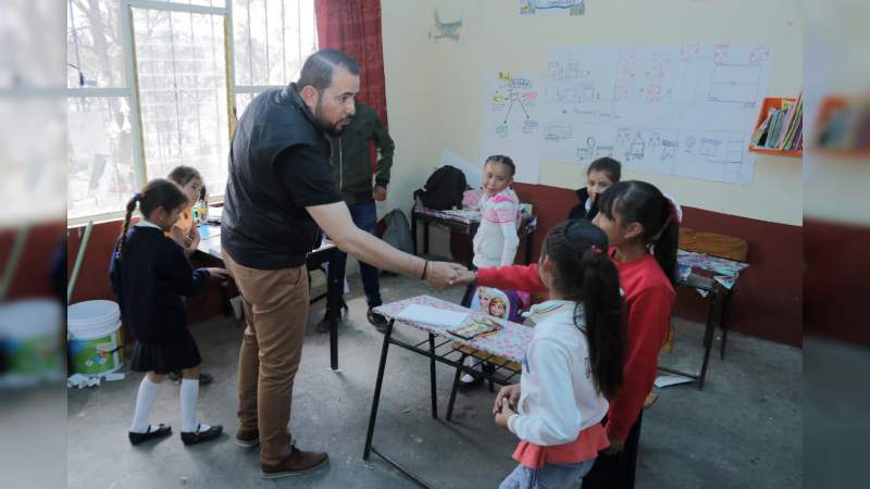 Humberto González visita escuelas de distrito de Puruándiro - Foto 0 