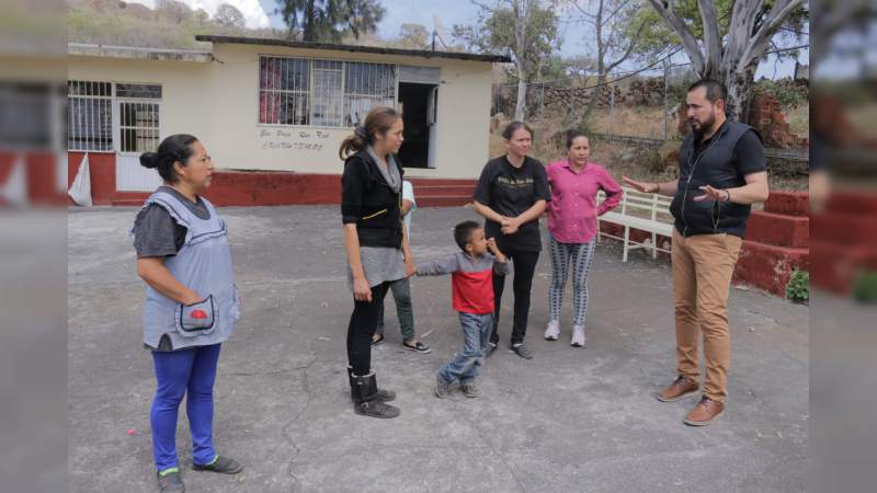 Humberto González visita escuelas de distrito de Puruándiro - Foto 1 