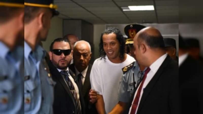 Ronaldinho es detenido por autoridades paraguayas 